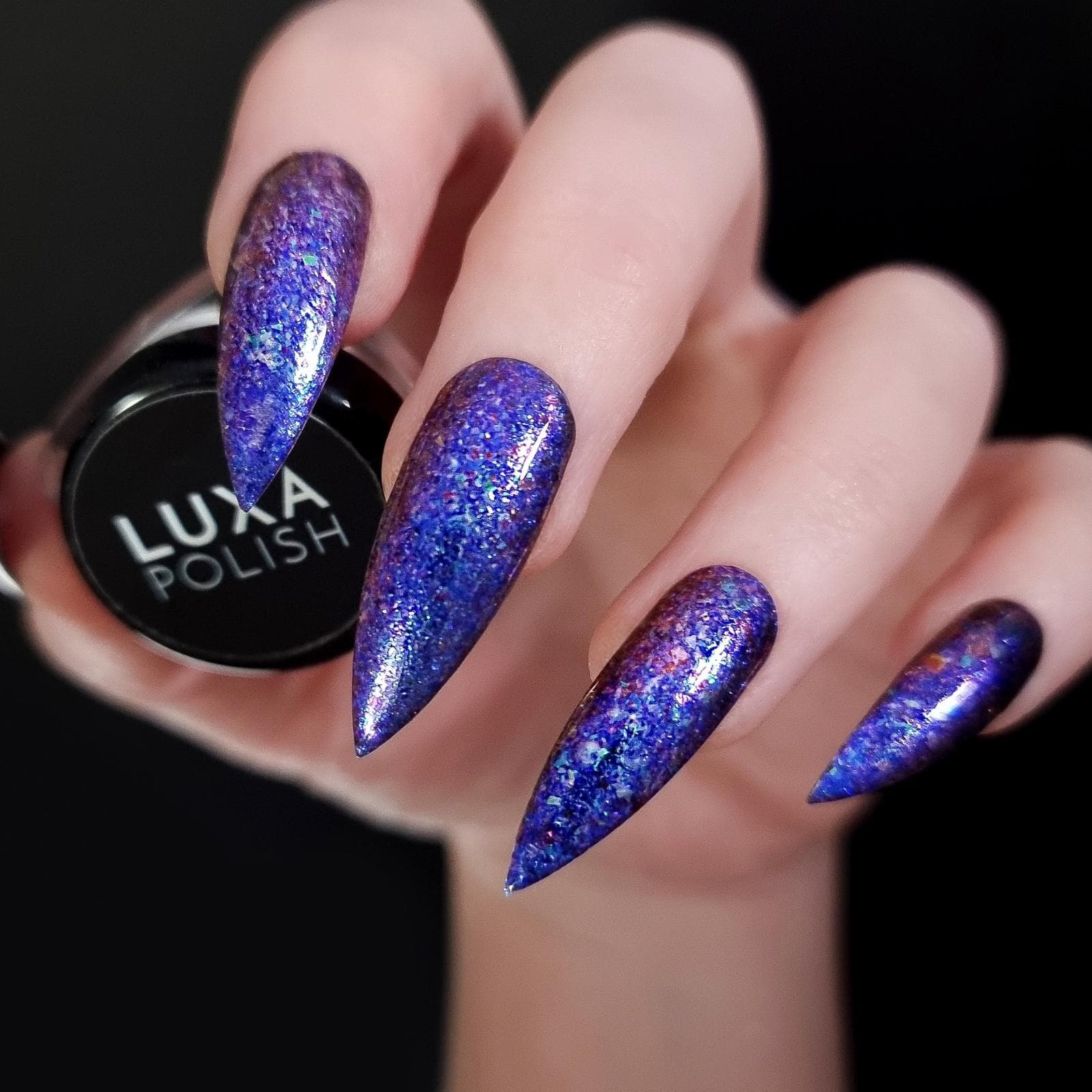 LUXA Shattered Flakes - Hydra - Hand